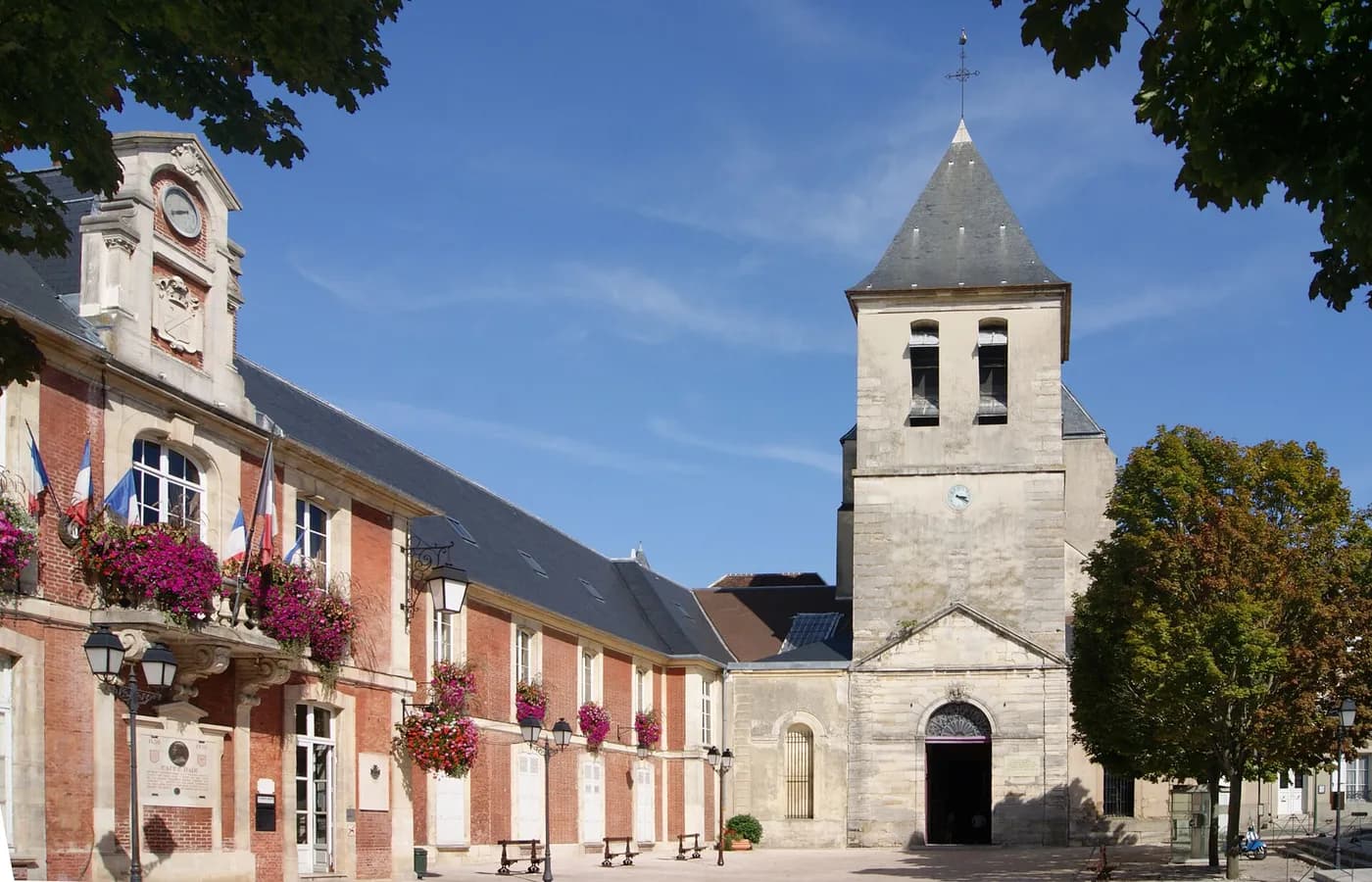 Abbatiale Notre-Dame-des-Ardents et hôtel de ville — Désinfection Lagny-sur-Marne