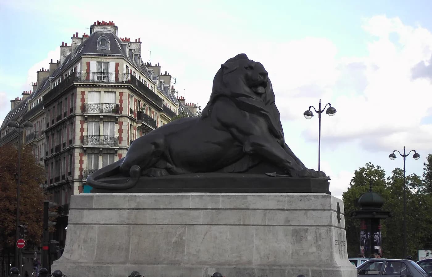 Lion de Belfort, place Denfert-Rochereau — Désinfection Paris 14e