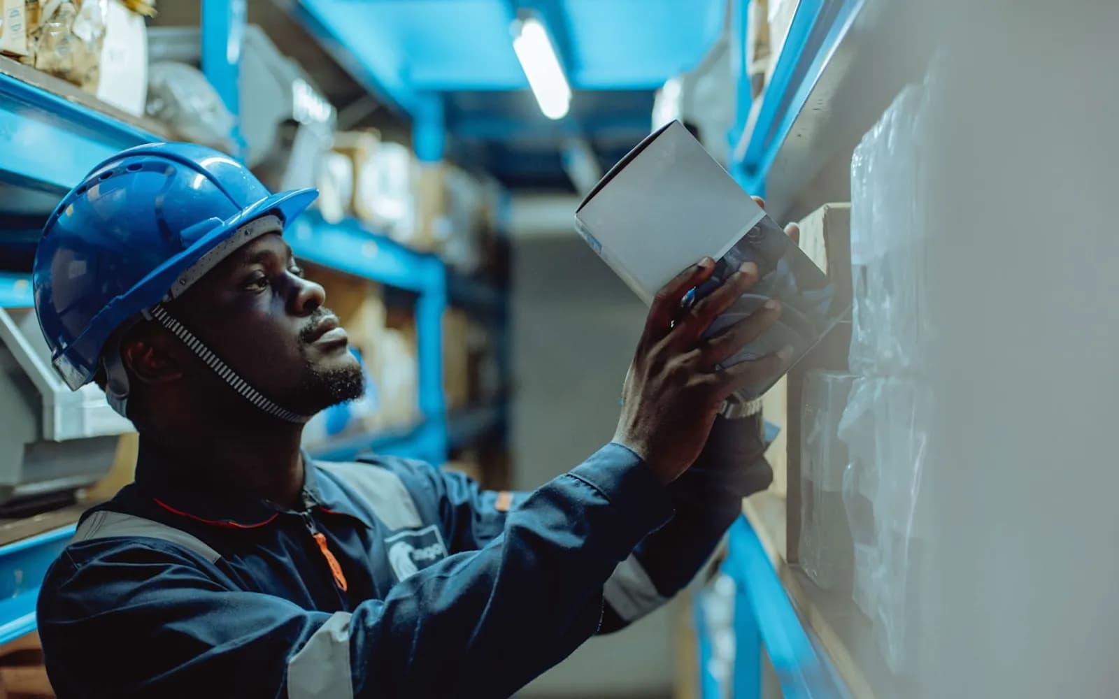 Technicien en casque inspectant un équipement lors d'un audit technique