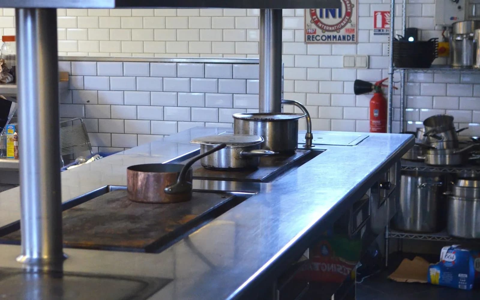 Cuisine de restaurant en inox propre après dégraissage