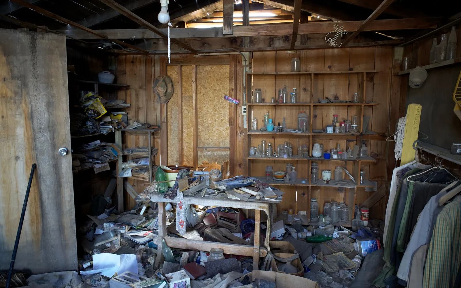 Local encombré rempli d'objets et de meubles avant débarras — Désinfection Éco Paris