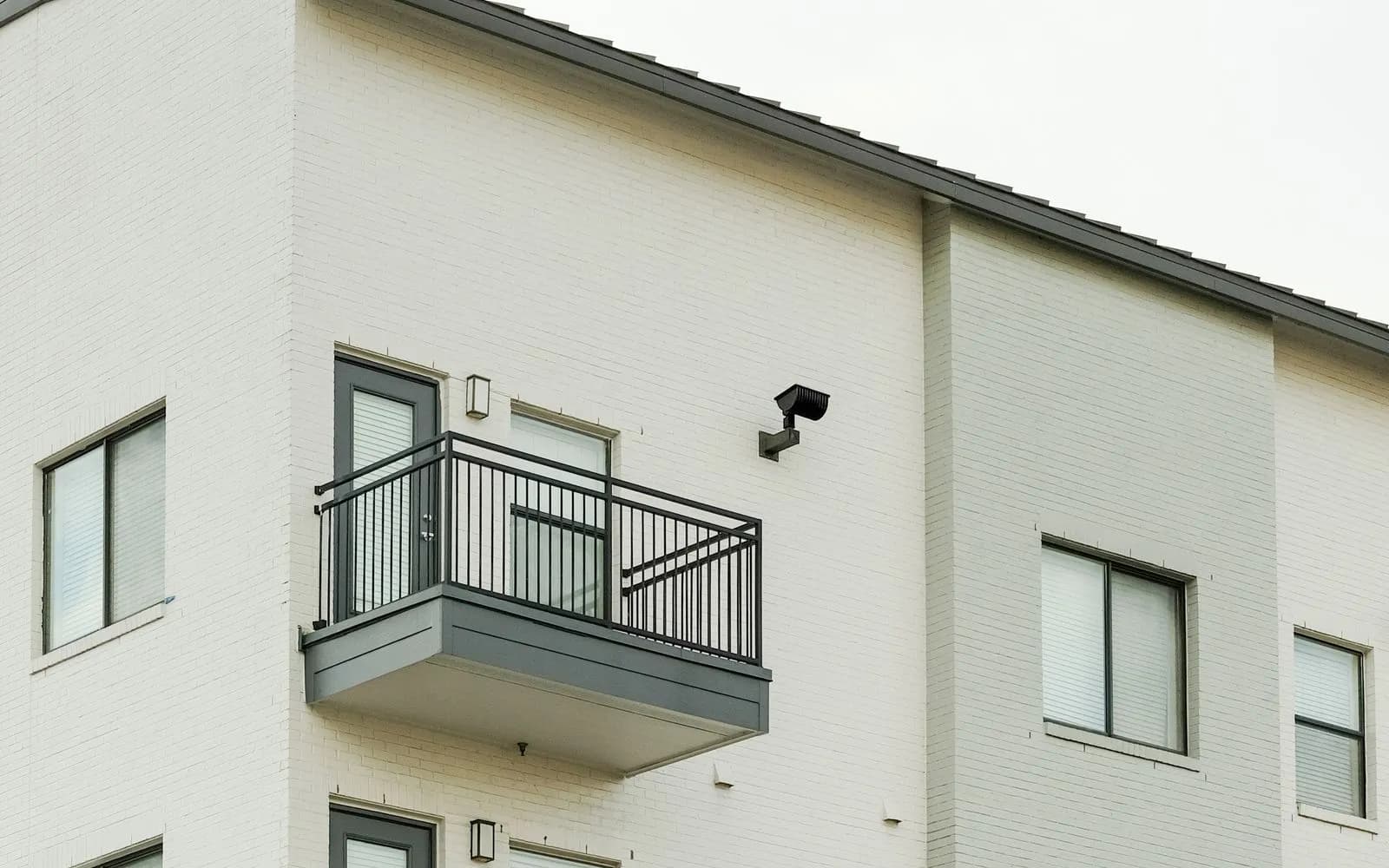 Façade d'immeuble propre et entretenue après décapage