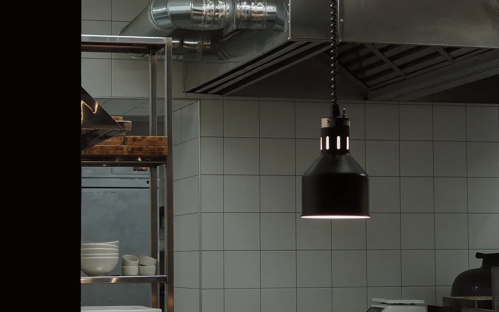 Cuisine professionnelle avec système d'extraction et hotte en inox
