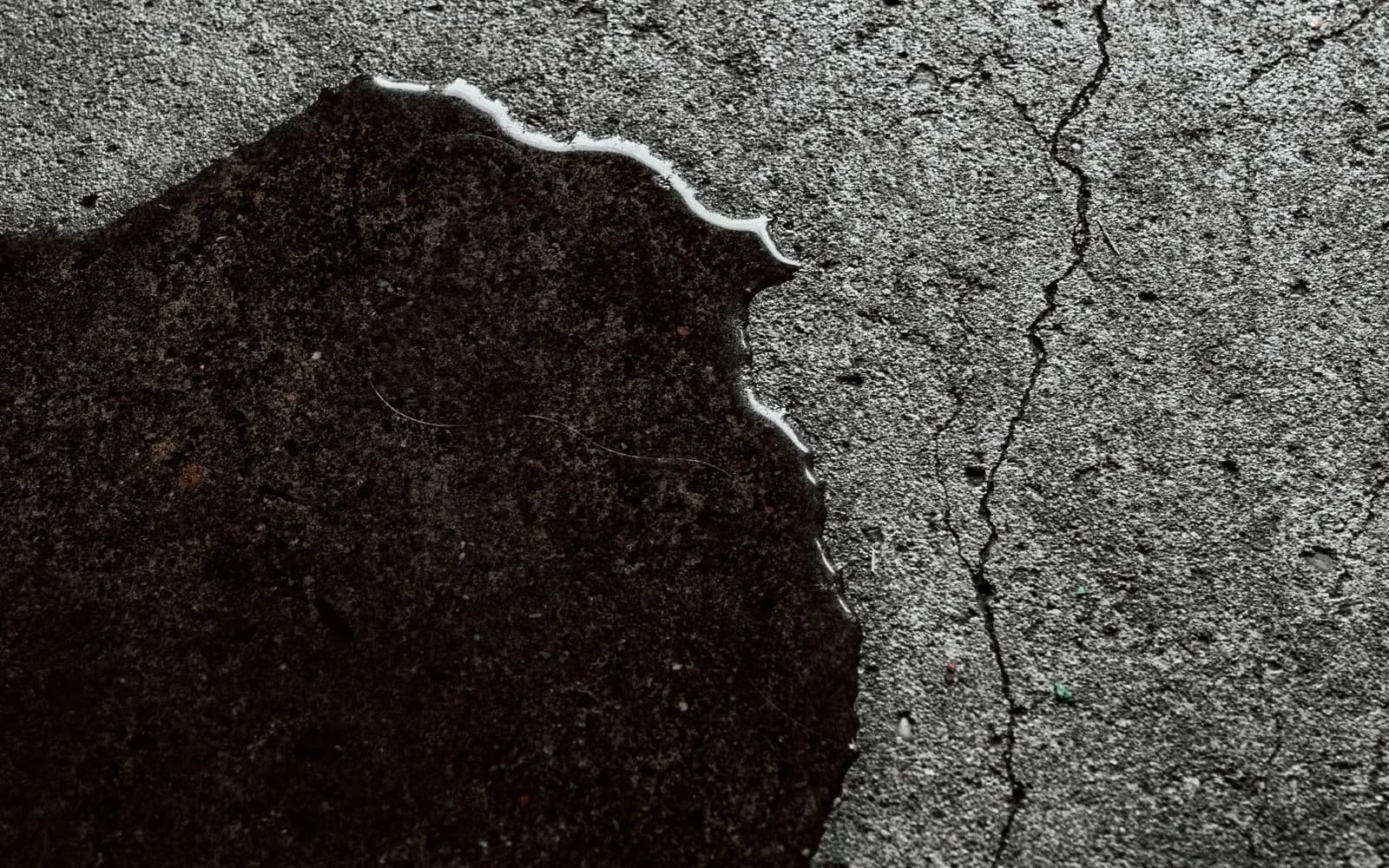 Sol béton taché et fissuré avant nettoyage